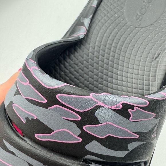 OOFOS OOAHH SPORT UNISEX PROJECT PINK/BLACK CAMO SLIDE ON  display picture 3